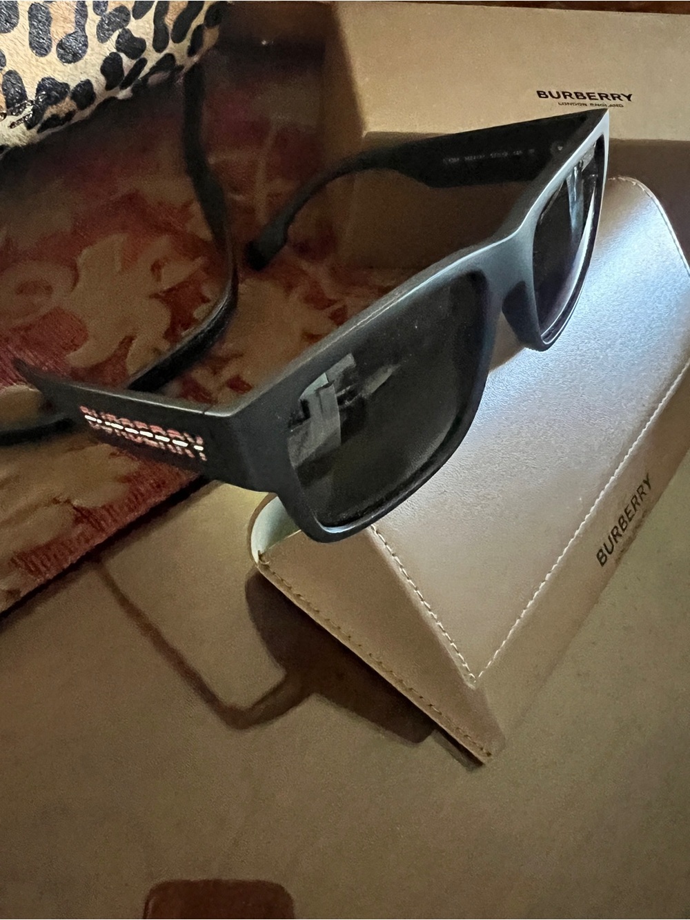 😎Burberry Black Frame Sunglasses with Dark Lenses